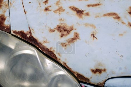Téléchargez les photos : Un phare de voiture vintage avec une vieille voiture rouillée de corps pour la texture et l'arrière-plan, concept vintage classique. - en image libre de droit