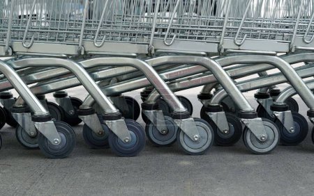 Téléchargez les photos : Beaucoup de chariots faisant du shopping dans le parking d'un supermarché. - en image libre de droit