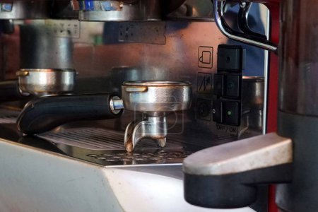 Téléchargez les photos : Angle veiw d'une poignée d'outils avec un café moulu pour préparer une machine à expresso dans un café. - en image libre de droit