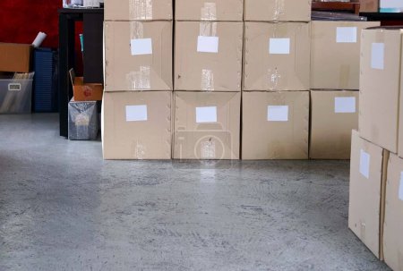 Foto de Cajas en un almacén de una empresa de transporte de mercancías o de logística. - Imagen libre de derechos