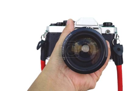 Téléchargez les photos : Un vieil appareil photo à la main prenait un selfie avec un fond blanc, des concepts de voyage et de vintage rétro. - en image libre de droit