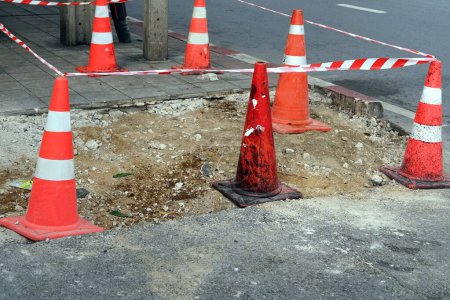 Foto de Una gran cantidad de conos de tráfico protegen al lado de una calle en el sitio de construcciones. - Imagen libre de derechos