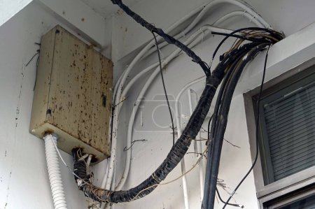 Téléchargez les photos : Câbles électriques abandonnés au plafond d'un bâtiment. - en image libre de droit