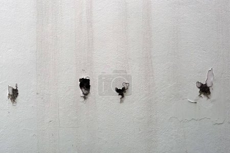 Téléchargez les photos : Vieux mur blanc avec des trous pour la texture et le fond de vieux mur. - en image libre de droit