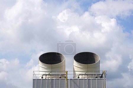 Téléchargez les photos : Grandes cheminées industrielles contre le ciel bleu avec nuages blancs, arrière-plan industriel, concepts environnementaux. - en image libre de droit