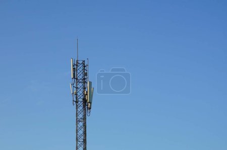 Téléchargez les photos : Une tour de télécommunication avec fond bleu ciel. - en image libre de droit