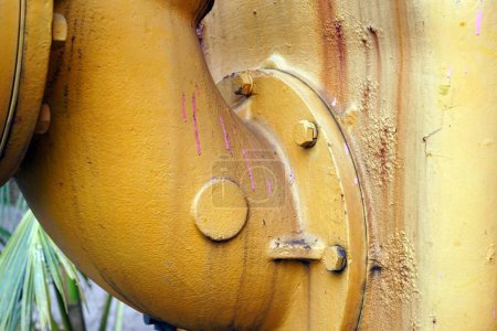 Téléchargez les photos : Gros plan d'un gros tuyau jaune de grande machine de pompe à eau. - en image libre de droit