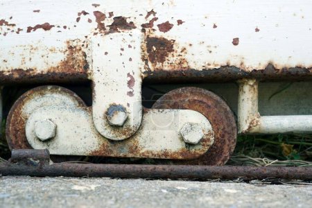 Téléchargez les photos : Fermer un veiw avant d'une vieille roue rouillée d'une porte coulissante en acier. - en image libre de droit