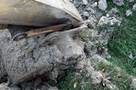 Téléchargez les photos : Top veiw de vieux seaux d'une excavatrice rester sur le terrain dans le chantier de construction. - en image libre de droit