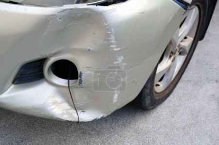 Foto de Primer plano de una rotura de coche cuerpo de accidente accidente de coche. - Imagen libre de derechos