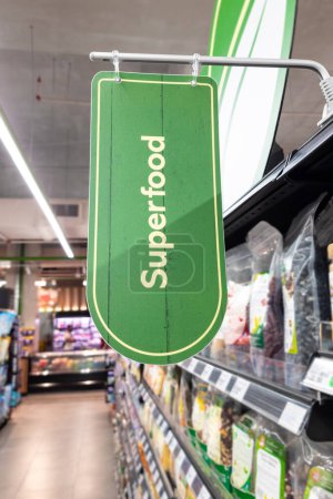 Foto de Palabra de señalización de Superfood en el pasillo de supermercado de alimentos heathy - Imagen libre de derechos