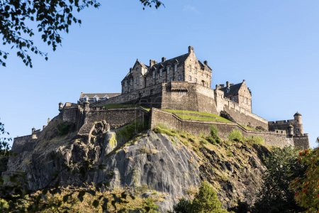 Edinburgh Castle ist ein historisches Schloss in Edinburgh, Schottland. Es steht auf dem Burgfelsen und ist beliebte Touristenattraktion