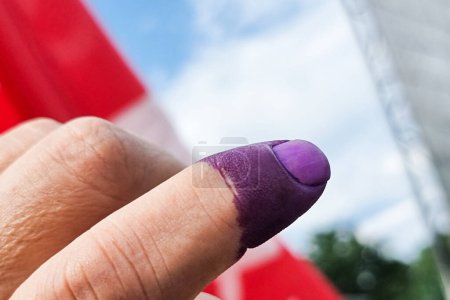 Téléchargez les photos : Gros plan d'encre violette indélébile sur l'index. L'encre est utilisée lors des élections en Malaisie pour prévenir la fraude. - en image libre de droit