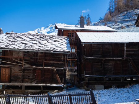 Foto de El pueblo de Les Hauderes, Suiza, está situado en la parte alta de Val dHerens. Situación con edificios históricos de madera en el centro del asentamiento. - Imagen libre de derechos