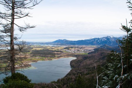 Téléchargez les photos : View from a hill over a beautiful landscapes with the lakes of Weissensee, Hopfensee and Forggensee in Allgaeu, Bavaria, Germany. - en image libre de droit
