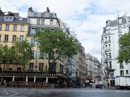 Téléchargez les photos : Saint-Germain-de-Pres est un quartier historique animé de Paris, en France. Situation de la Place dAcadie avec bâtiments historiques et restaurants. - en image libre de droit