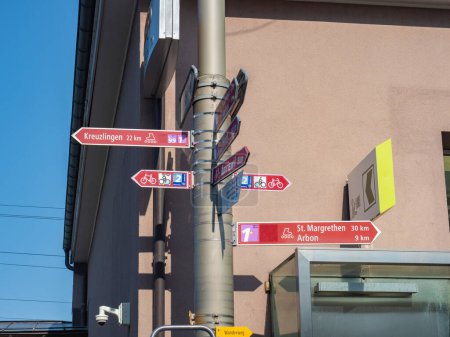 Foto de Suiza ofrece rutas turísticas de ciclismo y patinaje marcadas profesionalmente, generalmente comenzando y terminando en paradas de transporte público. Varios indicadores en la estación de tren de Romanshorn. - Imagen libre de derechos
