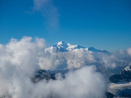 Der Mont-Blanc-Gipfel, der höchste Berg der Alpen, vom Dent du Midi im Wallis aus gesehen, durch Wolken. 