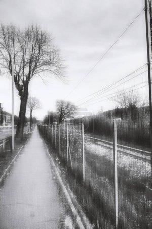 Foto de Camino a lo largo de la línea ferroviaria, escena dramática - Imagen libre de derechos