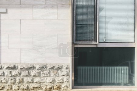 Foto de Detalle del edificio exterior, escaparate de oficina con persianas bajadas - Imagen libre de derechos