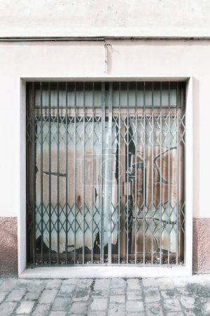 Foto de Viejo escaparate obturador abajo, detalle edificio exterior - Imagen libre de derechos