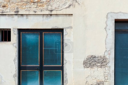 Téléchargez les photos : Détail extérieur du bâtiment, porte et fenêtre en verre - en image libre de droit