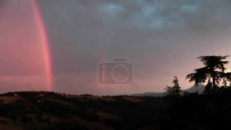 Téléchargez les photos : Paysage naturel au coucher du soleil, ciel orageux - en image libre de droit