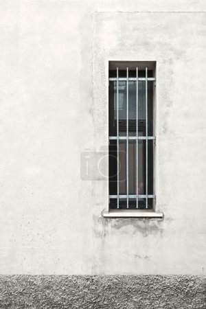 Téléchargez les photos : Détail vieux bâtiment, fenêtre avec balustrades, vue de face - en image libre de droit