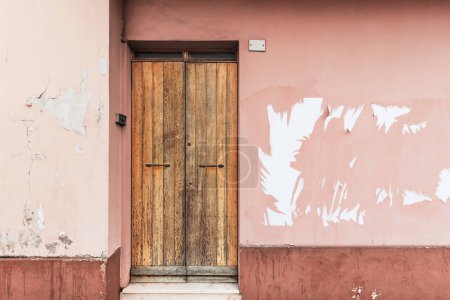 Téléchargez les photos : Extérieur, entrée de vieille maison avec façade rose, porte en bois - en image libre de droit