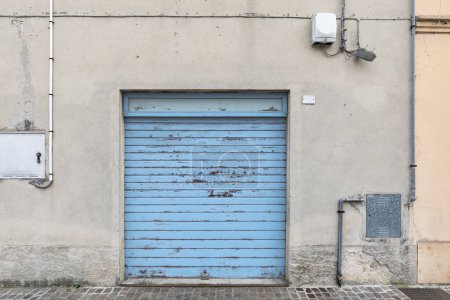 Téléchargez les photos : Façade du vieux bâtiment, vue sur porte de garage bleue - en image libre de droit