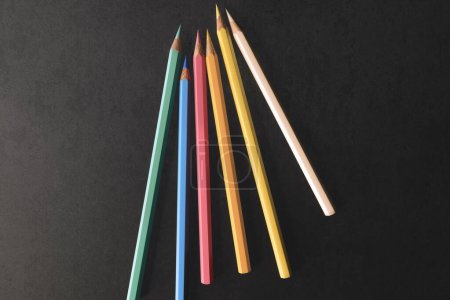 Téléchargez les photos : Gros plan des crayons de couleur, fond de papier noir - en image libre de droit