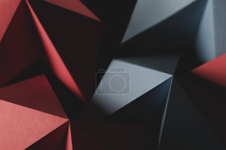 Téléchargez les photos : Formes géométriques en papier coloré, fond sombre - en image libre de droit
