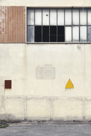 Téléchargez les photos : Entrepôt abandonné, vieux détails de construction - en image libre de droit