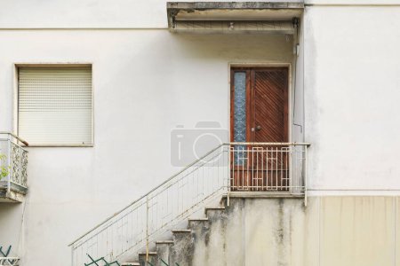 Téléchargez les photos : Bâtiment extérieur, escalier dans la vieille maison, murs blancs - en image libre de droit