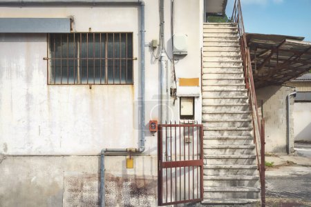 Téléchargez les photos : Ancien bâtiment extérieur abandonné, départ usine - en image libre de droit