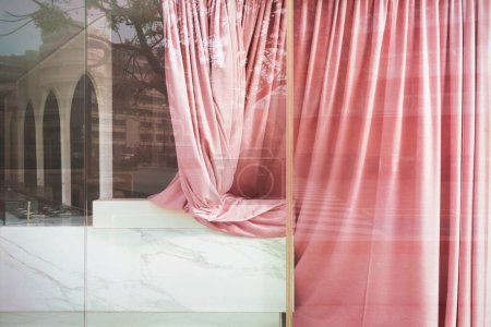 Foto de Heladería cerrada vista desde la ventana, gran cortina rosa y mostrador de mármol - Imagen libre de derechos