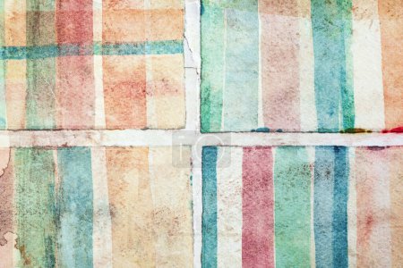 Téléchargez les photos : Ancienne feuille de papier à rayures colorées à l'aquarelle - en image libre de droit