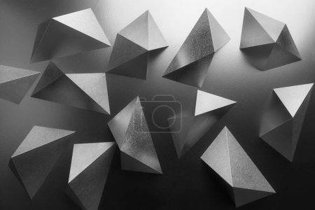 Téléchargez les photos : Composition avec des formes géométriques en papier, abstrait noir et blanc - en image libre de droit