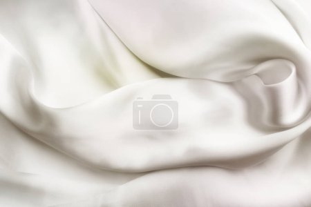 Téléchargez les photos : Élégante soie satinée blanche avec vagues, fond abstrait - en image libre de droit