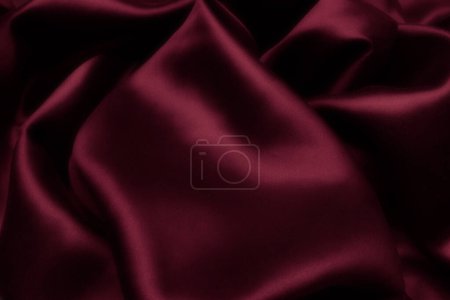 Téléchargez les photos : Élégante soie satinée rouge avec vagues, fond abstrait - en image libre de droit