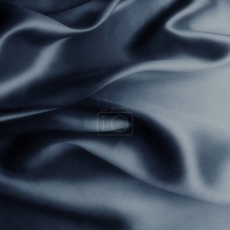 Téléchargez les photos : Élégante soie satinée bleue avec vagues, fond abstrait - en image libre de droit