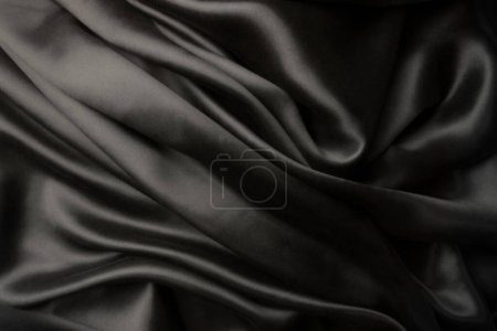 Téléchargez les photos : Élégante soie satinée noire avec vagues, fond abstrait - en image libre de droit