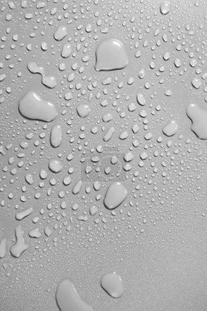 Foto de Superficie con gotas de agua, fondo gris - Imagen libre de derechos