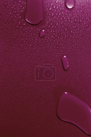 Foto de Superficie con gotas de agua, fondo rojo - Imagen libre de derechos