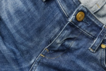 Téléchargez les photos : Gros plan sur un pantalon en jean bleu - en image libre de droit