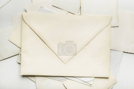 Téléchargez les photos : Vieilles enveloppes et cartes postales vintage sur fond blanc - en image libre de droit