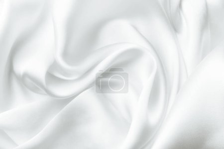Téléchargez les photos : Élégante soie satinée blanche avec vagues, fond abstrait - en image libre de droit