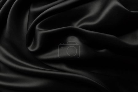 Téléchargez les photos : Élégante soie satinée noire avec vagues, fond de texture - en image libre de droit