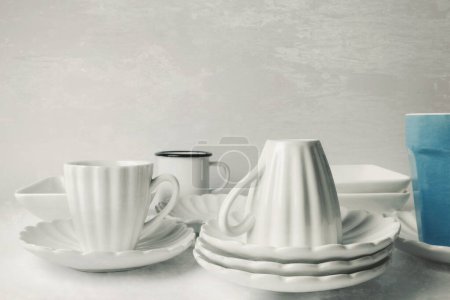 Foto de Tazas de café de cerámica blanca en la cocina vieja, fondo grunge - Imagen libre de derechos