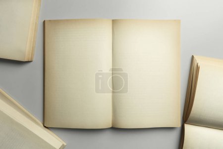 Foto de Páginas vacías de libros antiguos, vista desde arriba - Imagen libre de derechos